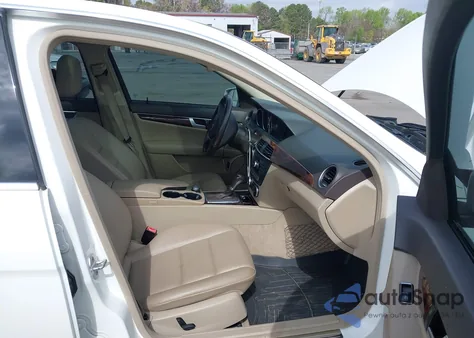 2014 Mercedes-Benz C 300 Luxury 4Matic/Sport 4Matic из США, поврежденный, VIN WDDGF8AB0EA941628